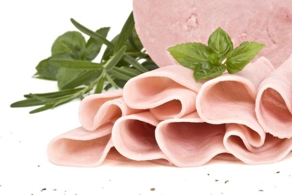 Cibi che possono mangiare i gatti - Si possono dare gli affettati al gatto?